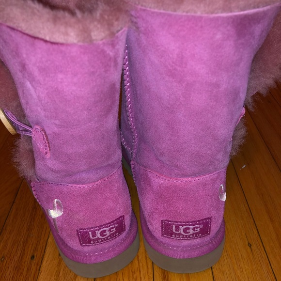 Bailey button pink Uggs - Picture 3 of 8